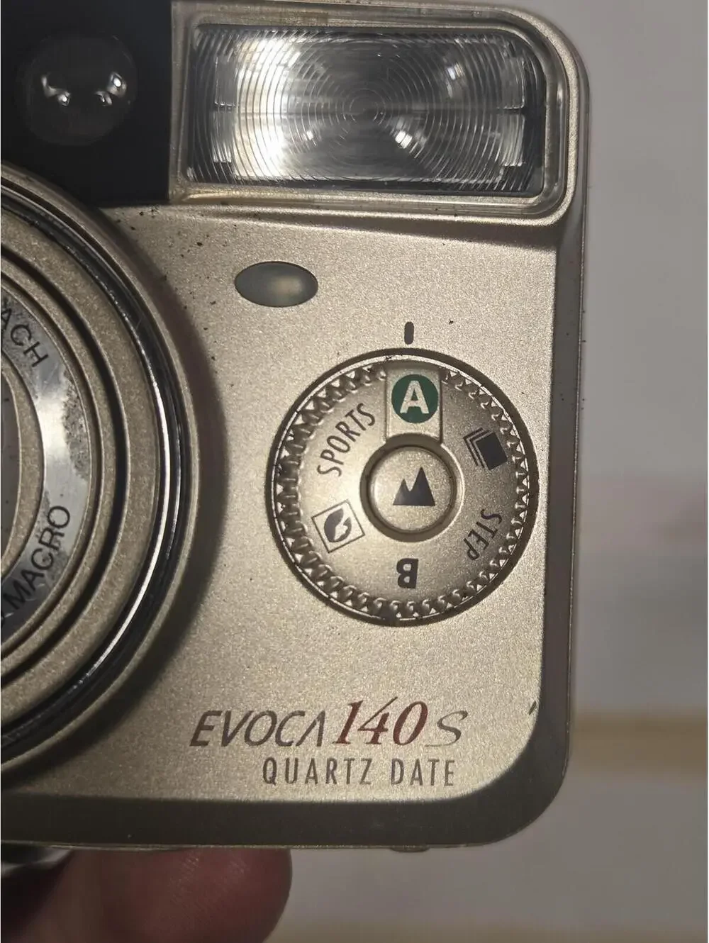 Vintage Samsung Evoca 140S Quartz Date 35mm Film Camera Gold Flash Point Shoot
